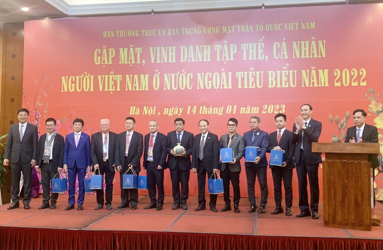 Vinh danh tập thể, cá nhân người Việt Nam ở nước ngoài tiêu biểu năm 2022 Vinh danh tập thể, cá nhân người Việt Nam ở nước ngoài tiêu biểu năm 2022