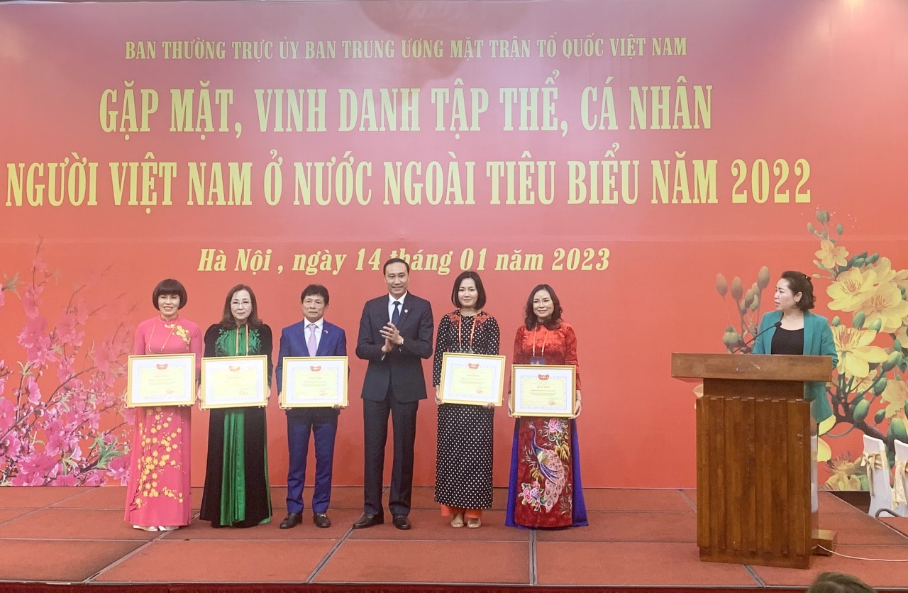 Vinh danh tập thể, cá nhân người Việt Nam ở nước ngoài tiêu biểu năm 2022 Vinh danh tập thể, cá nhân người Việt Nam ở nước ngoài tiêu biểu năm 2022