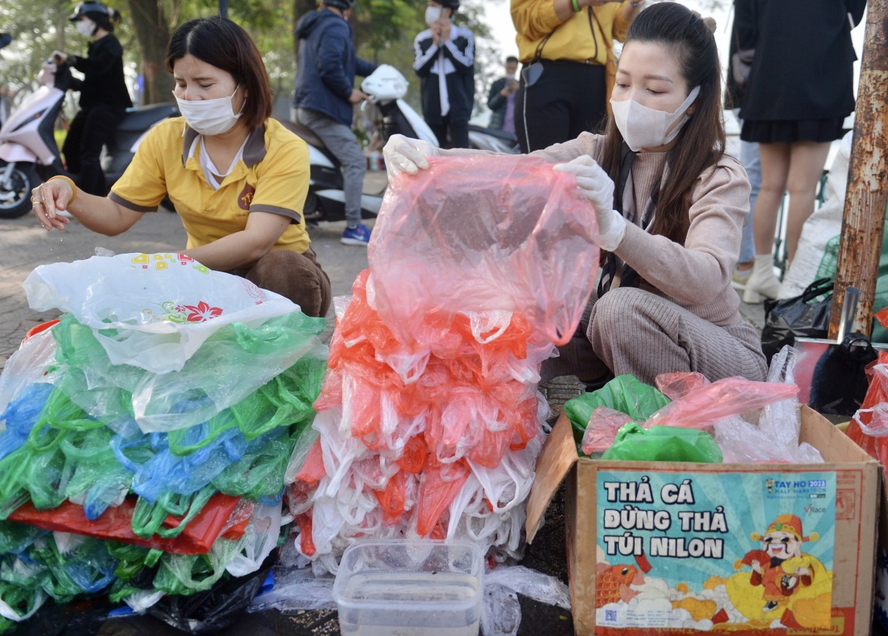 Túi ni lông được nhóm tình nguyện thu lại sau khi thả cá Túi ni lông được nhóm tình nguyện thu lại sau khi thả cá