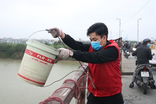 Các nhóm tình nguyện viên thu thập rác thải nilon, rác thải nhựa, tro vàng mã quanh khu vực thả cá Các nhóm tình nguyện viên thu thập rác thải nilon, rác thải nhựa, tro vàng mã quanh khu vực thả cá