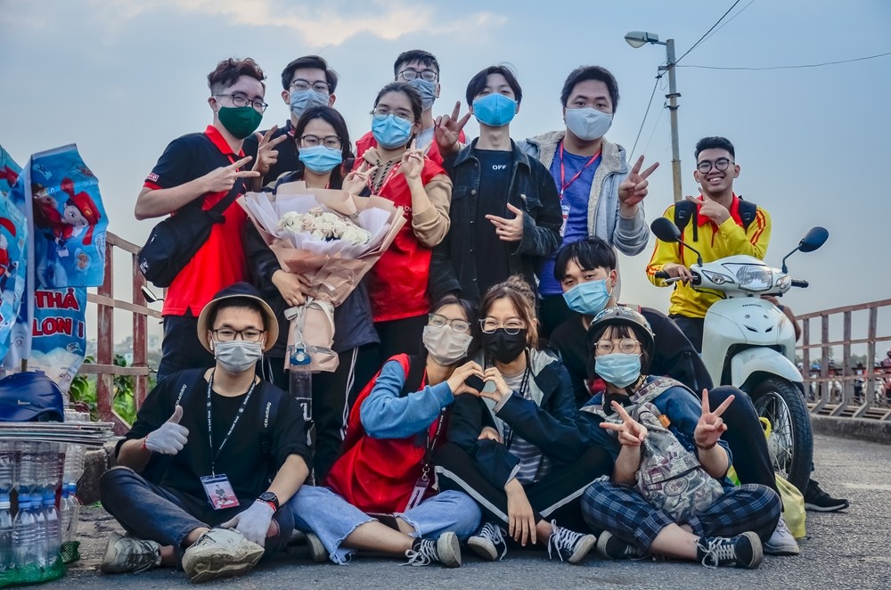 Đa số tình nguyện viên đều là sinh viên các trường đại học tại địa bàn Hà Nội, hưởng ứng chiến dịch của sở Tài nguyên và Môi trường Đa số tình nguyện viên đều là sinh viên các trường đại học tại địa bàn Hà Nội, hưởng ứng chiến dịch của sở Tài nguyên và Môi trường