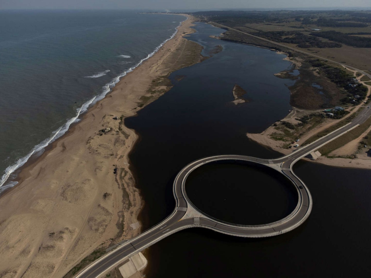 Cầu Laguna Garzon (Ảnh: PABLO PORCIUNCULA/Getty Images). Cầu Laguna Garzon (Ảnh: PABLO PORCIUNCULA/Getty Images).