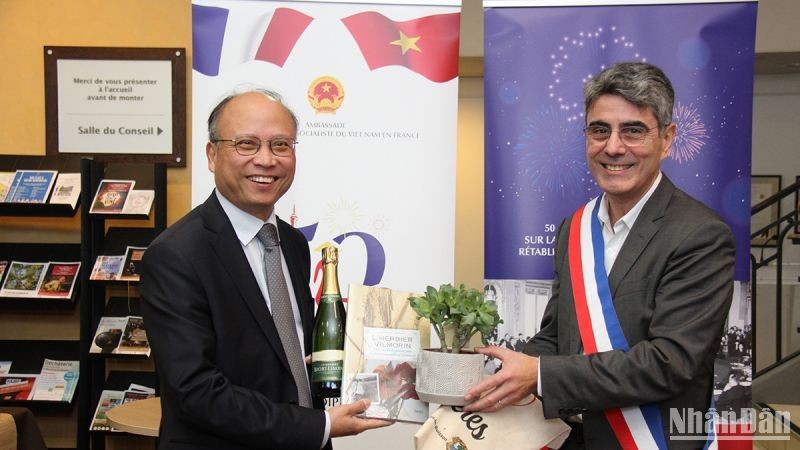 Triển lãm tư liệu báo chí về đàm phán và ký kết Hiệp định Paris Triển lãm tư liệu báo chí về đàm phán và ký kết Hiệp định Paris