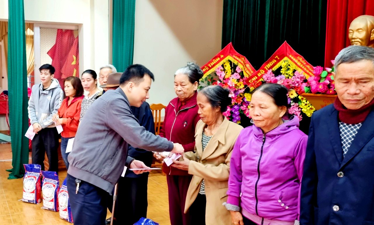 Sở GTVT Nghệ An trao gần 1.200 suất quà cho người nghèo nhân dịp Tết Nguyên đán 2023 Sở GTVT Nghệ An trao gần 1.200 suất quà cho người nghèo nhân dịp Tết Nguyên đán 2023