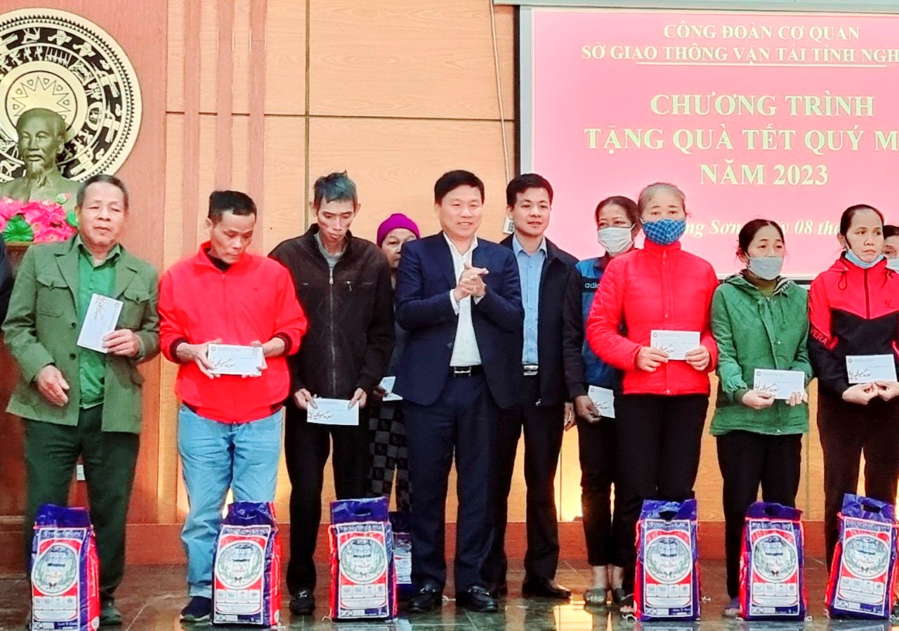 Sở GTVT Nghệ An trao gần 1.200 suất quà cho người nghèo nhân dịp Tết Nguyên đán 2023 Sở GTVT Nghệ An trao gần 1.200 suất quà cho người nghèo nhân dịp Tết Nguyên đán 2023