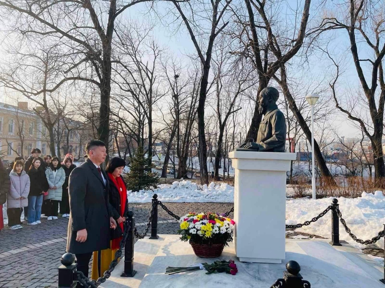 lays flowers at President Ho Chi Minh Monument in A garden on Borishenko street, the Russian city of Vladivostok, named after President Ho Chi Minh. lays flowers at President Ho Chi Minh Monument in A garden on Borishenko street, the Russian city of Vladivostok, named after President Ho Chi Minh.