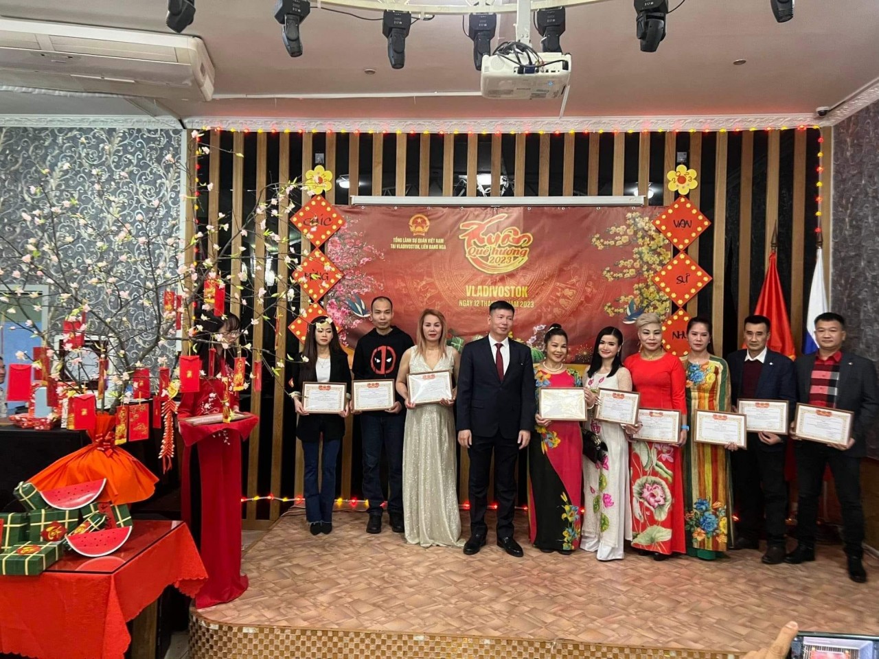 Vietnamese Consul General in Vladivostok Nguyen Dang Hien presents certificates of merit to a number of collectives and individuals. Vietnamese Consul General in Vladivostok Nguyen Dang Hien presents certificates of merit to a number of collectives and individuals.