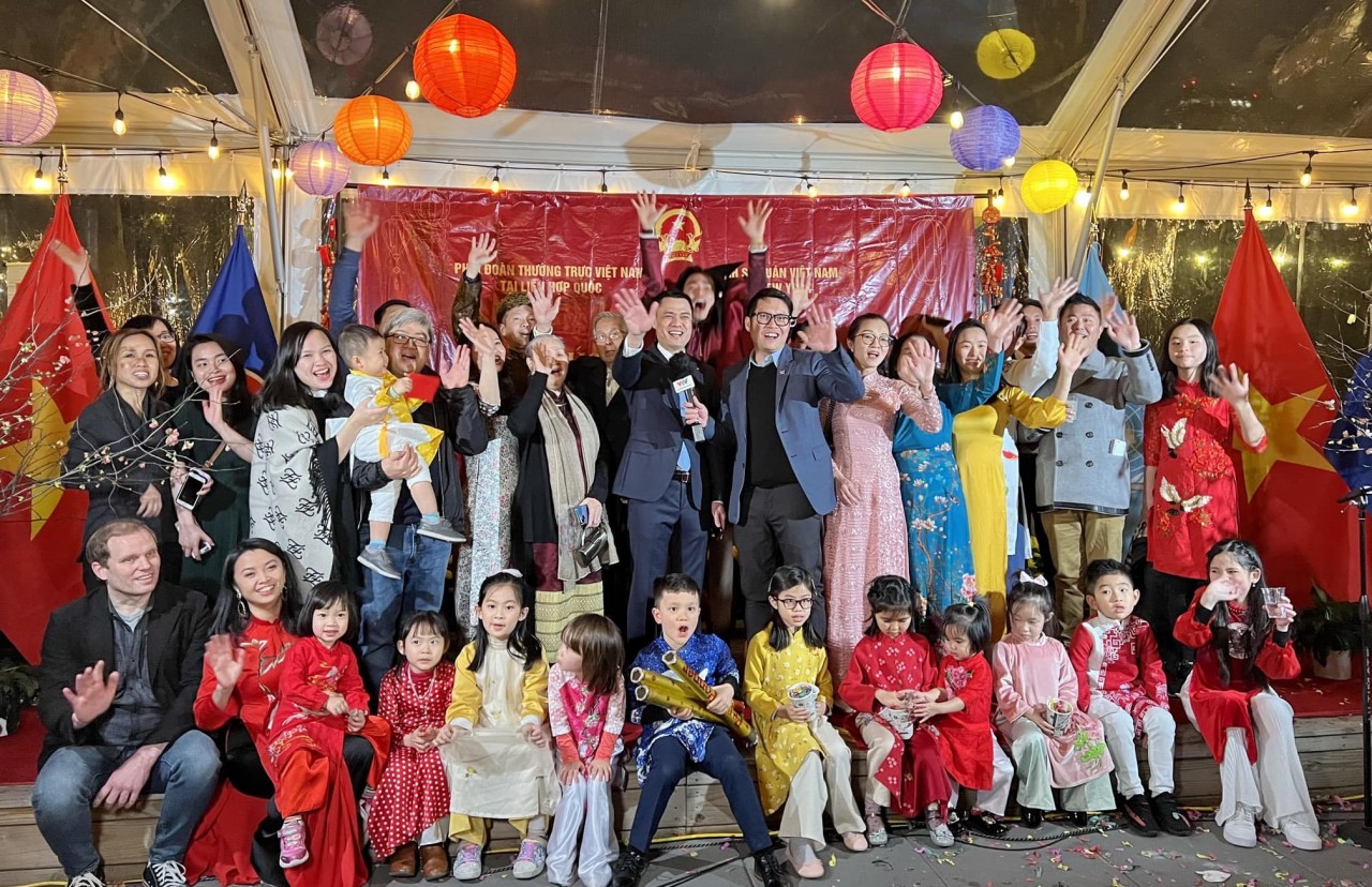 Đại sứ Đặng Hoàng Giang cùng bà con người Việt (Ảnh: Đại sứ Đặng Hoàng Giang cùng bà con người Việt (Ảnh: