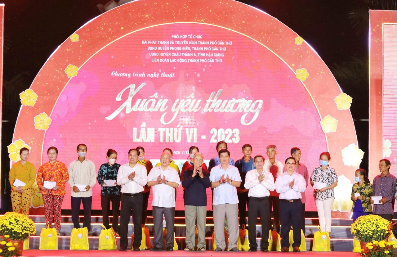 Ấm áp Chương trình “Xuân yêu thương” mang tết đến với người nghèo tại Cần Thơ Ấm áp Chương trình “Xuân yêu thương” mang tết đến với người nghèo tại Cần Thơ