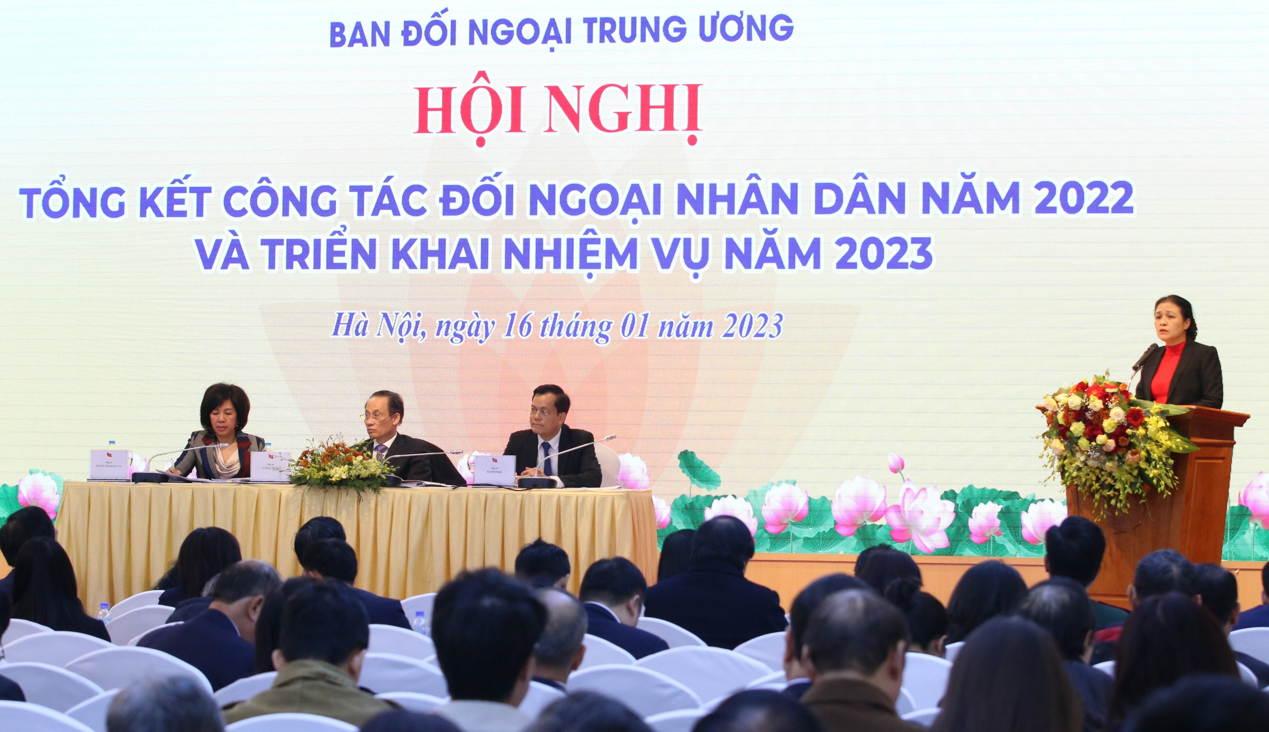 Bà Nguyễn Phương Nga, Chủ tịch Liên hiệp các tổ chức hữu nghị Việt Nam trình bày tham luận tại Hội nghị. Bà Nguyễn Phương Nga, Chủ tịch Liên hiệp các tổ chức hữu nghị Việt Nam trình bày tham luận tại Hội nghị.