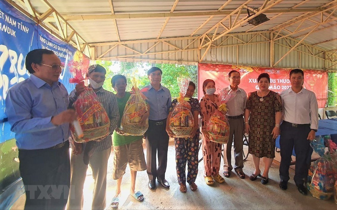 Mang Tết đến cùng bà con gốc Việt ở tỉnh Preah Sihanouk của Campuchia | Người Việt bốn phương | Vietnam+ (VietnamPlus) Mang Tết đến cùng bà con gốc Việt ở tỉnh Preah Sihanouk của Campuchia | Người Việt bốn phương | Vietnam+ (VietnamPlus)