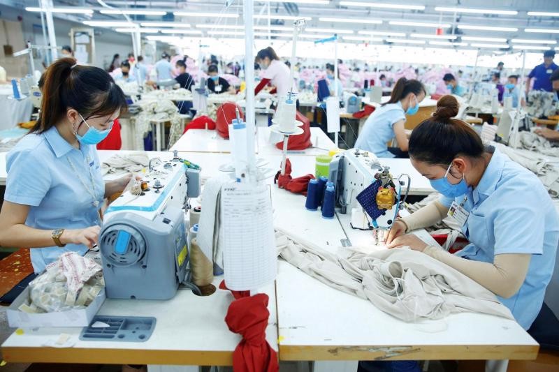 Theo Bộ LĐ-TB&XH, năm 2022 tổng số lao động bị ảnh hưởng việc làm trong các doanh nghiệp khó khăn bị cắt giảm đơn hàng là trên 637.000 người, trong đó số bị mất việc là hơn 53.000 người (Ảnh minh họa: VnEconomy). Theo Bộ LĐ-TB&XH, năm 2022 tổng số lao động bị ảnh hưởng việc làm trong các doanh nghiệp khó khăn bị cắt giảm đơn hàng là trên 637.000 người, trong đó số bị mất việc là hơn 53.000 người (Ảnh minh họa: VnEconomy).