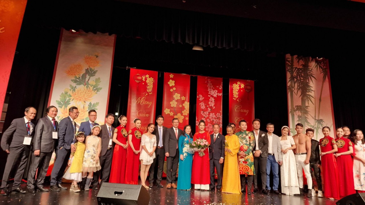 Thành phố Hồ Chí Minh: Tổ chức đoàn nghệ thuật biểu diễn phục vụ kiều bào Châu Âu dịp Tết Thành phố Hồ Chí Minh: Tổ chức đoàn nghệ thuật biểu diễn phục vụ kiều bào Châu Âu dịp Tết