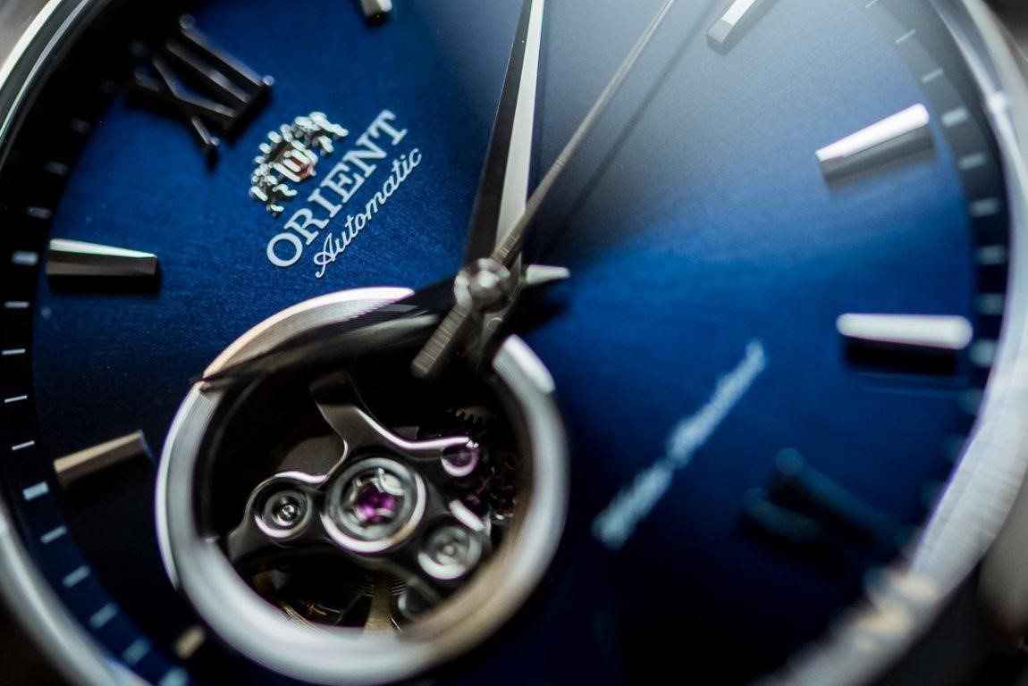 Orient Golden Eye 2 bị thu hút bởi phần lộ cơ, đồng thời trang bị khả năng chống nước 5ATM đi mưa, đi tắm. Orient Golden Eye 2 bị thu hút bởi phần lộ cơ, đồng thời trang bị khả năng chống nước 5ATM đi mưa, đi tắm.