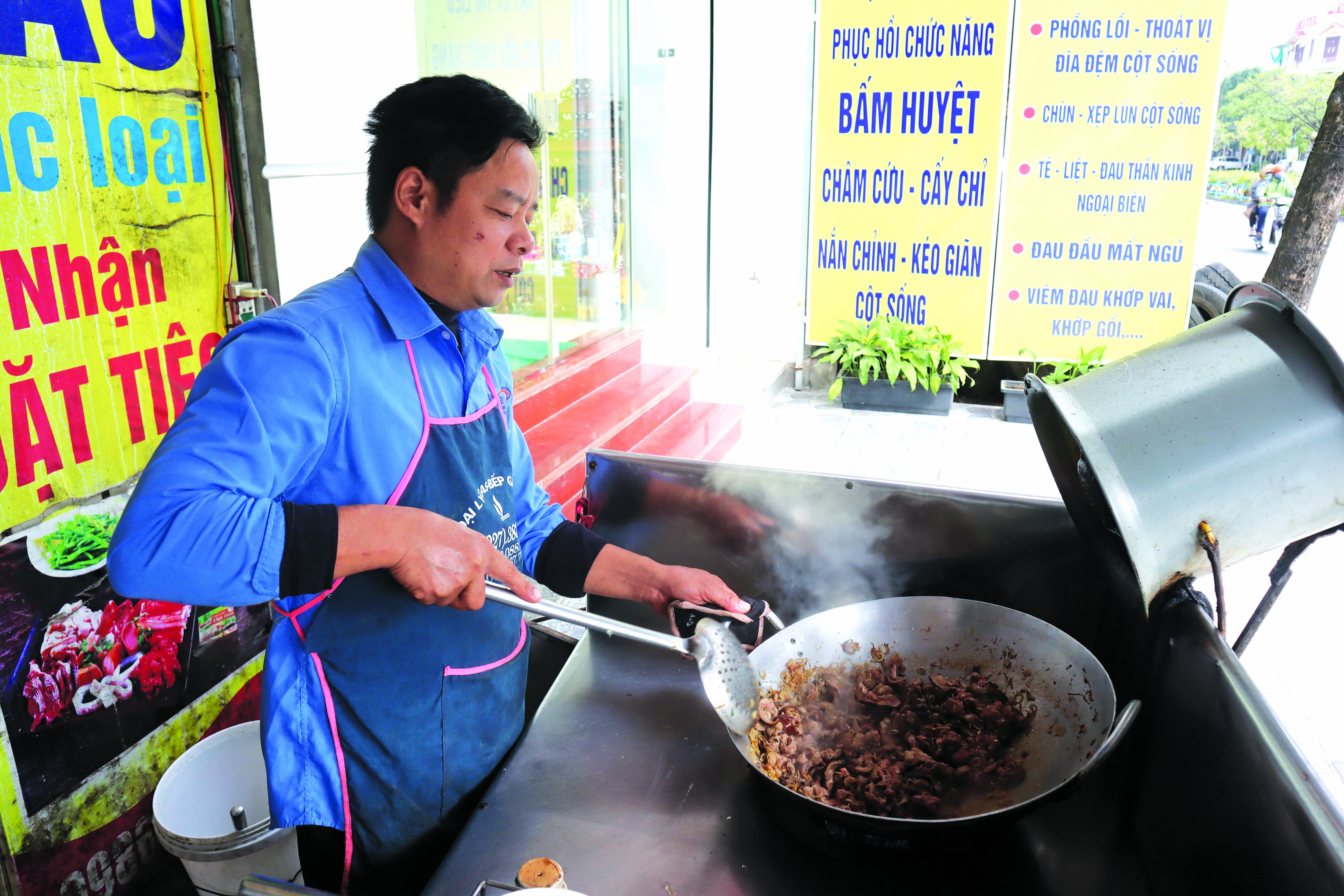 Đầu bếp Vũ Văn Đức (Ảnh: Thành Luân). Đầu bếp Vũ Văn Đức (Ảnh: Thành Luân).