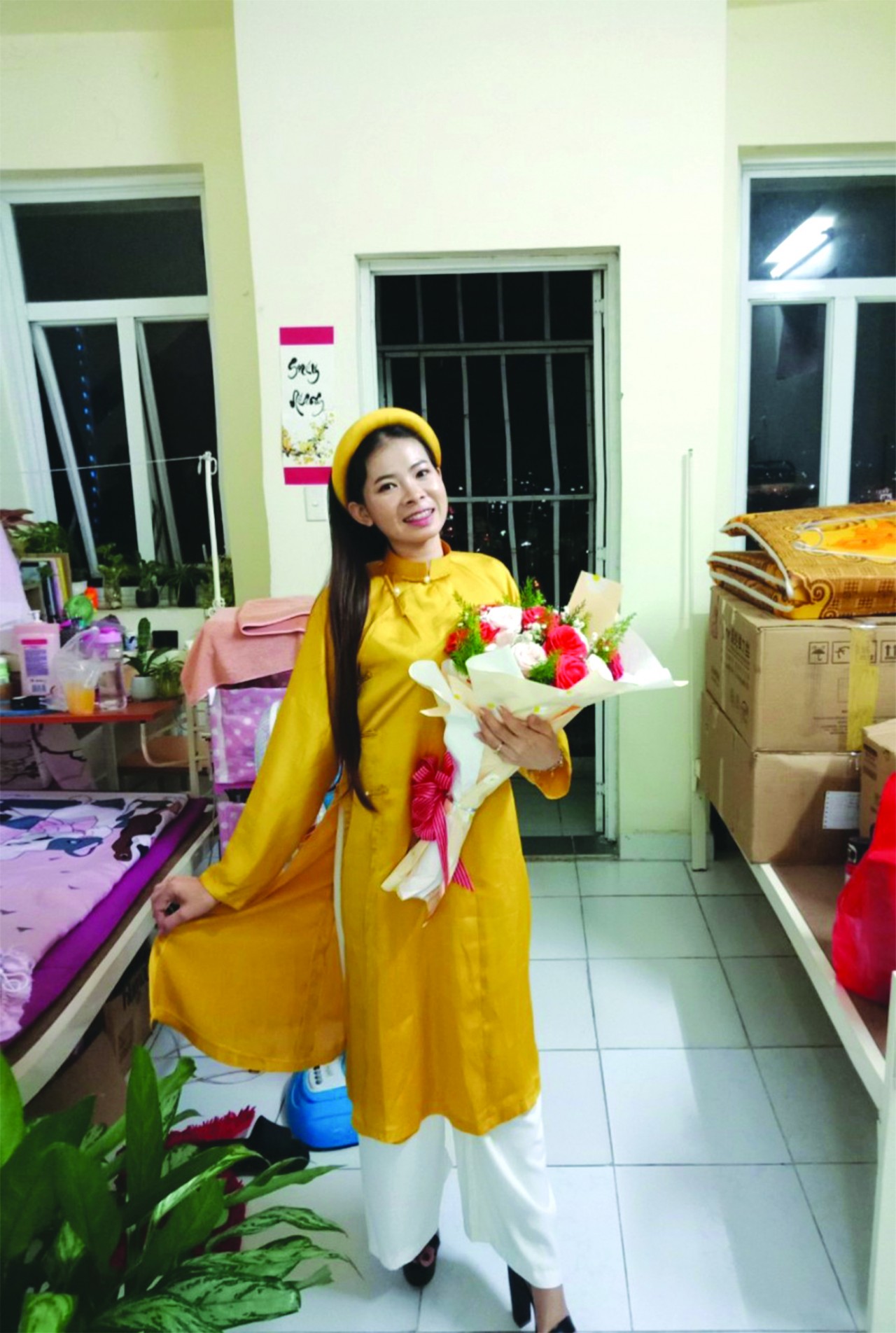 Ath Sreyneang diện bộ áo dài mẹ Vân tặng (Nguồn: NVCC). Ath Sreyneang diện bộ áo dài mẹ Vân tặng (Nguồn: NVCC).