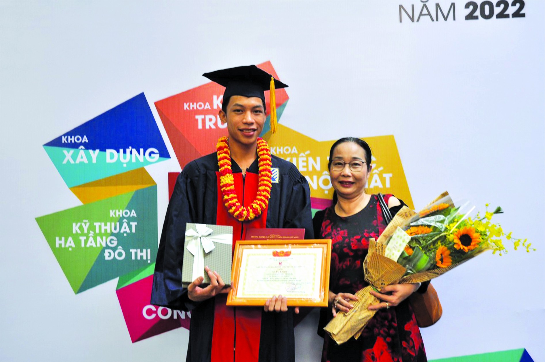 Sopha Chouk bên mẹ đỡ đầu, bà Huỳnh Ngọc Vân, trong lễ nhận bằng tốt nghiệp (Nguồn: NVCC). Sopha Chouk bên mẹ đỡ đầu, bà Huỳnh Ngọc Vân, trong lễ nhận bằng tốt nghiệp (Nguồn: NVCC).