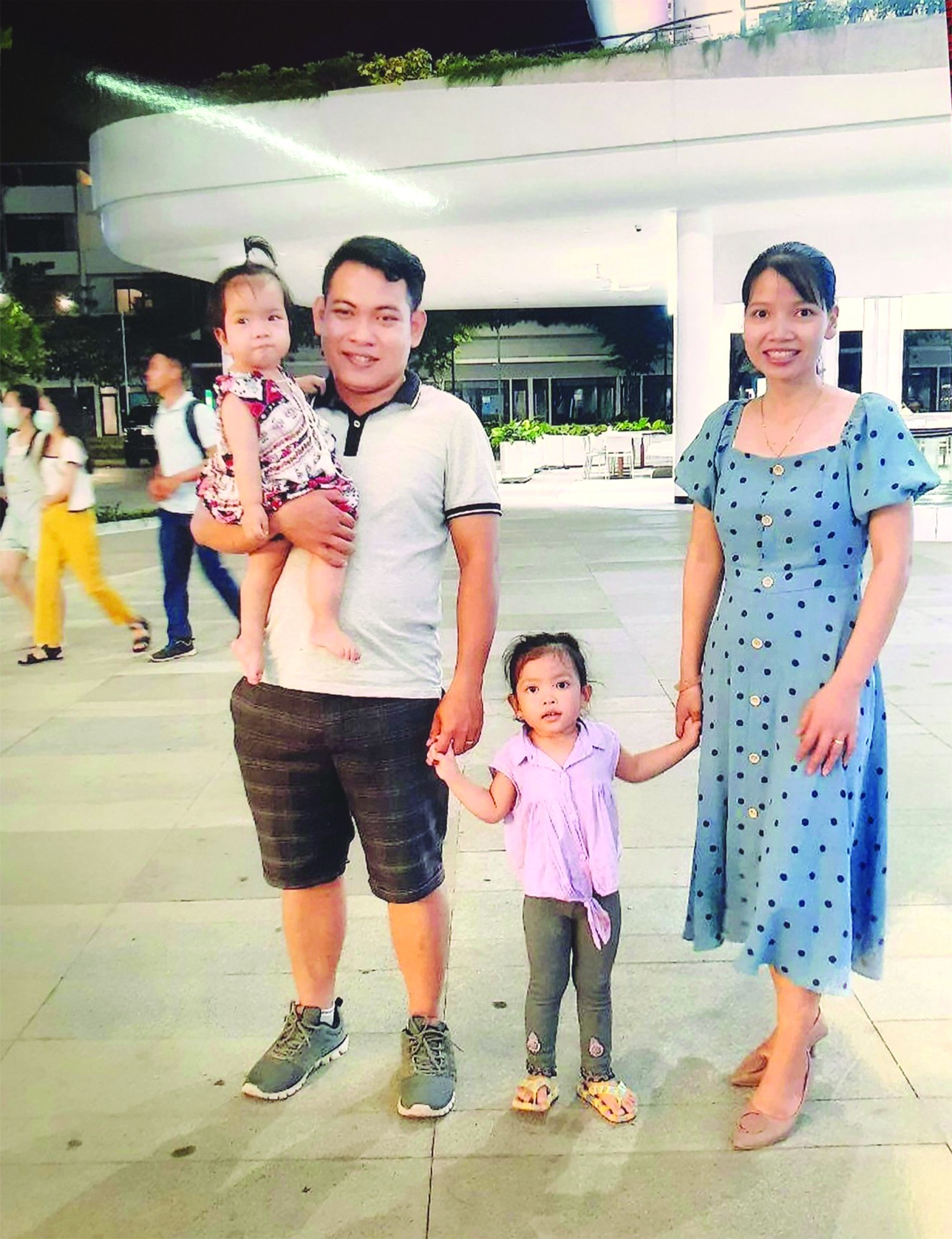 Pu Thia và vợ con ở Phnom Penh (Nguồn: NVCC). Pu Thia và vợ con ở Phnom Penh (Nguồn: NVCC).