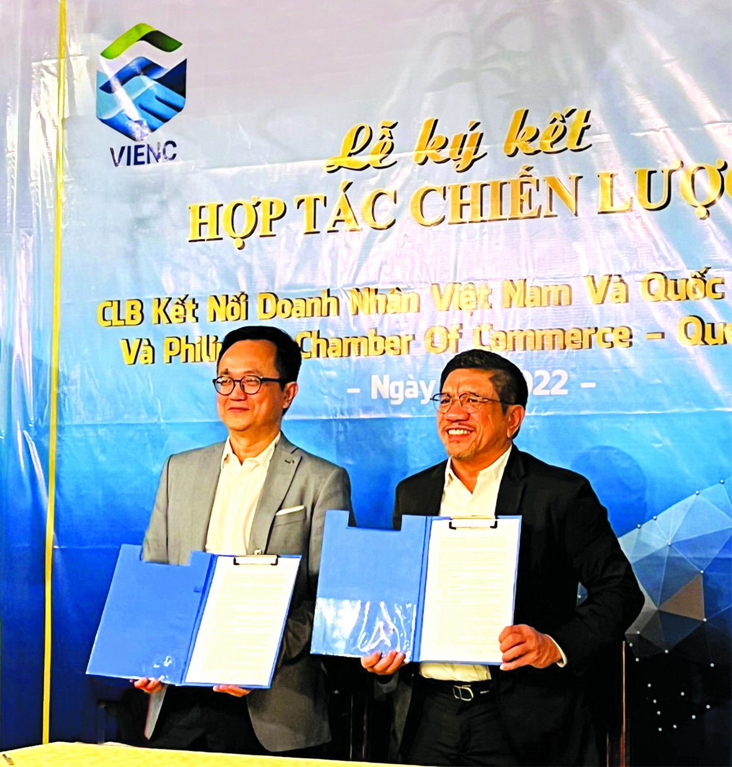 Ký kết Biên bản ghi nhớ hợp tác chiến lược nhằm mở rộng quan hệ hợp tác, xúc tiến thương mại cho cộng đồng doanh nhân giữa Việt Nam và Philippines (Ảnh: VIENC).). Ký kết Biên bản ghi nhớ hợp tác chiến lược nhằm mở rộng quan hệ hợp tác, xúc tiến thương mại cho cộng đồng doanh nhân giữa Việt Nam và Philippines (Ảnh: VIENC).).