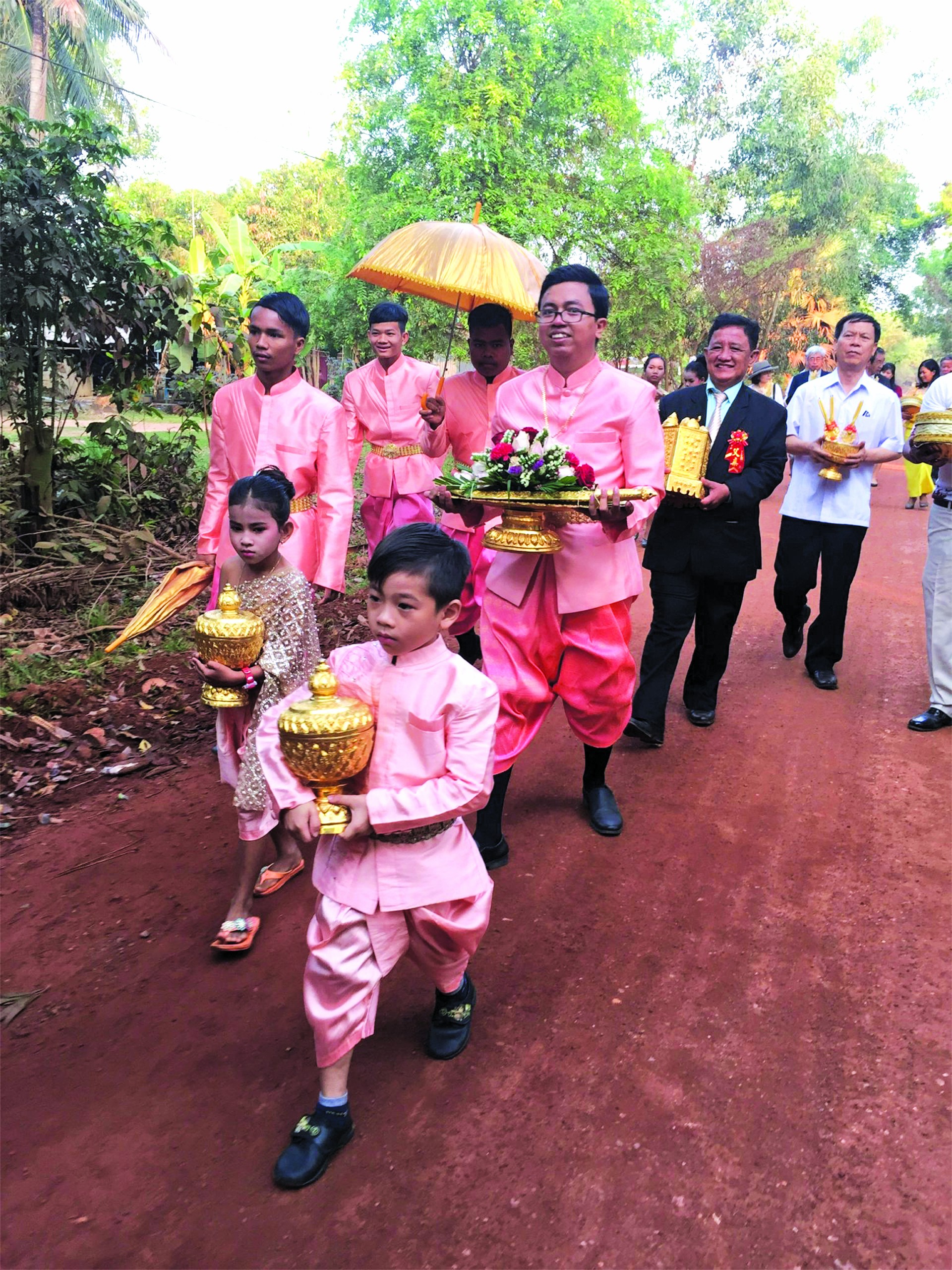 Chey Vothy (hàng 3, thứ hai từ trái sang) trong ngày cưới (tháng 3/2019) (Nguồn: NVCC). Chey Vothy (hàng 3, thứ hai từ trái sang) trong ngày cưới (tháng 3/2019) (Nguồn: NVCC).