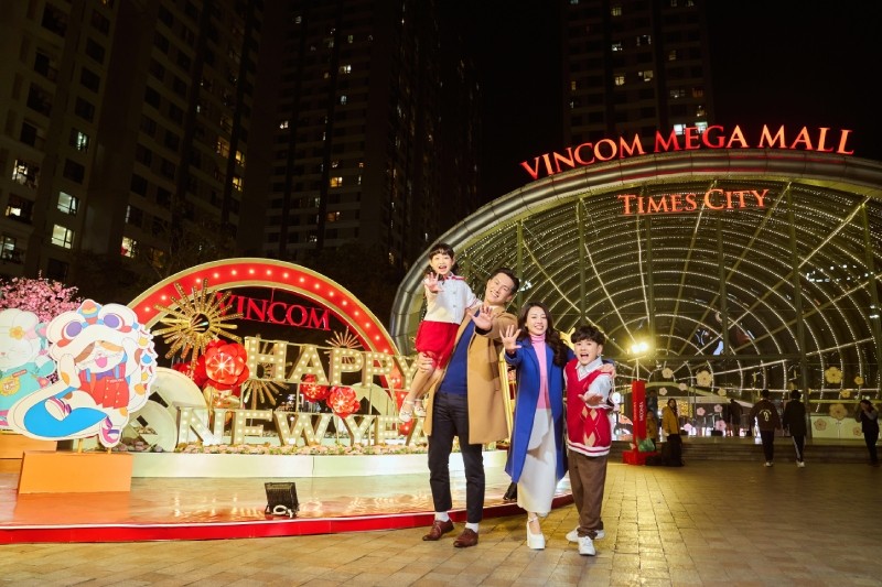 Đại cảnh trang trí với concept “Tết nơi đại dương” lung linh rực rỡ có 1-0-2 tại Vincom Mega Mall Times City.