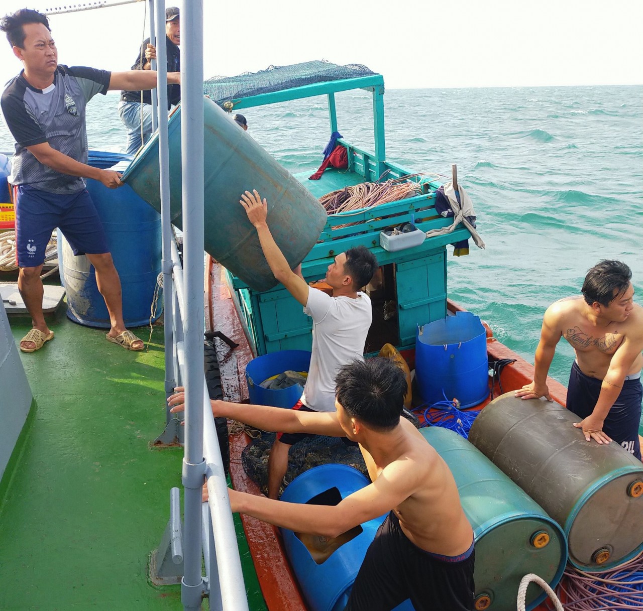 Bộ đội Biên phòng tỉnh Kiên Giang cứu hộ kịp thời 3 ngư dân gặp nạn trên biển Bộ đội Biên phòng tỉnh Kiên Giang cứu hộ kịp thời 3 ngư dân gặp nạn trên biển
