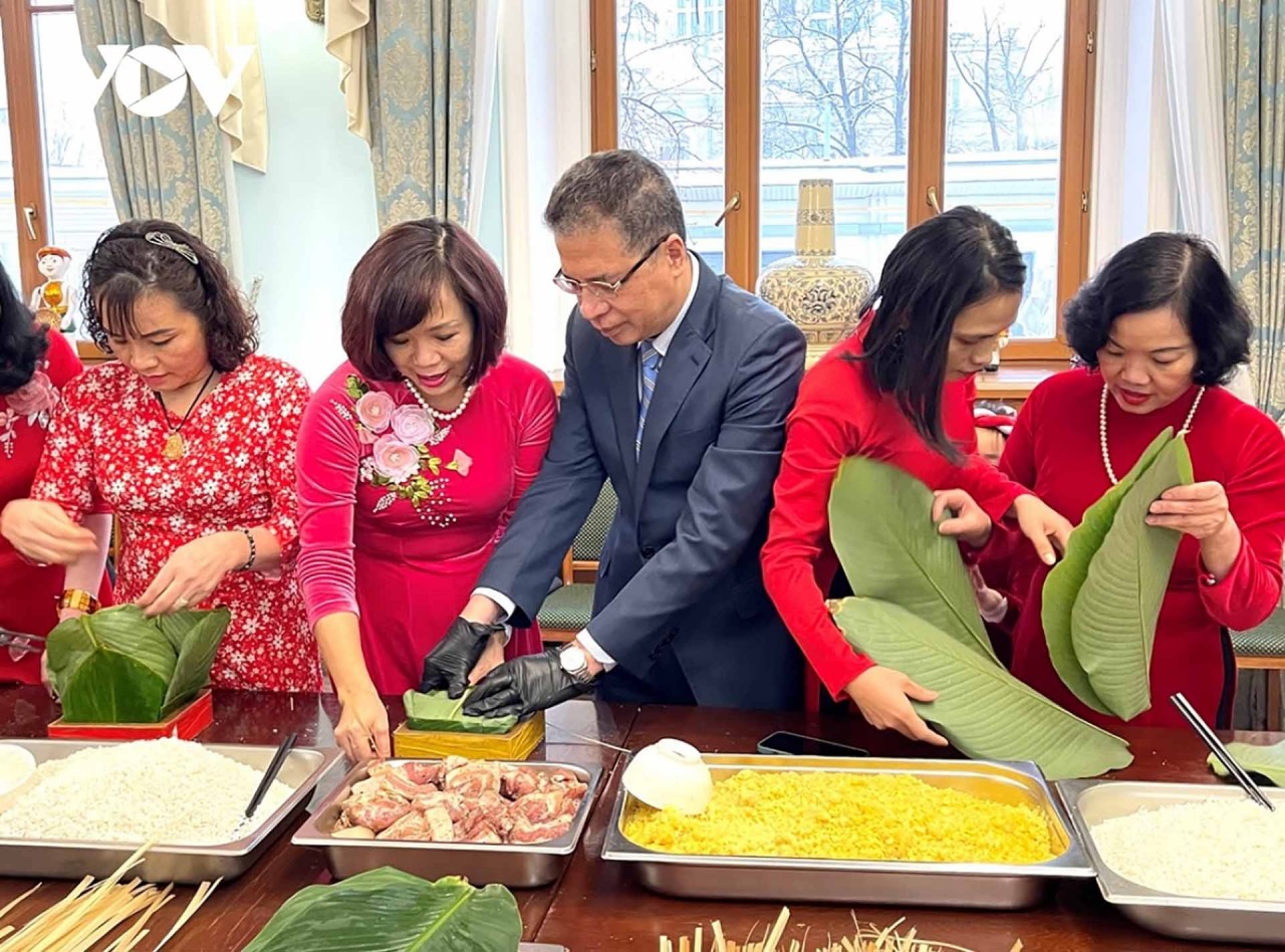 Ambassador Dang Minh Khoi and his wife participated in making Chung cake. Source: VOV Ambassador Dang Minh Khoi and his wife participated in making Chung cake. Source: VOV