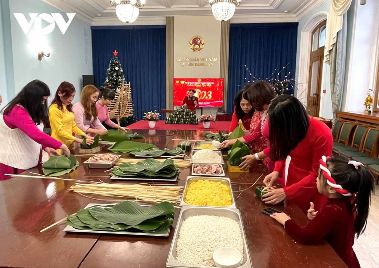 Vietnamese make banh chung. Photo: VOV Vietnamese make banh chung. Photo: VOV