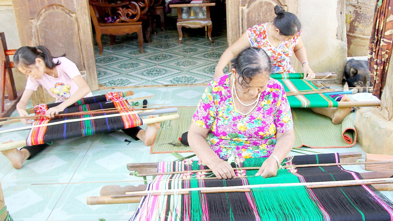 Đắk Nông bảo tồn phát huy thổ cẩm truyền thống của đồng bào các dân tộc thiểu số M’Nông, Mạ, Ê đê, Thái, Dao Đắk Nông bảo tồn phát huy thổ cẩm truyền thống của đồng bào các dân tộc thiểu số M’Nông, Mạ, Ê đê, Thái, Dao