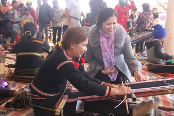 Đắk Nông bảo tồn phát huy thổ cẩm truyền thống của đồng bào các dân tộc thiểu số M’Nông, Mạ, Ê đê, Thái, Dao Đắk Nông bảo tồn phát huy thổ cẩm truyền thống của đồng bào các dân tộc thiểu số M’Nông, Mạ, Ê đê, Thái, Dao