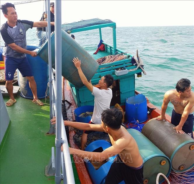 Bộ đội Biên phòng Kiên Giang kịp thời cứu người bị nạn trên biển Bộ đội Biên phòng Kiên Giang kịp thời cứu người bị nạn trên biển