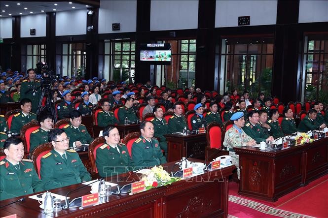 Kết nối trực tuyến với các chiến sĩ mũ nồi xanh Việt Nam thông qua "Nhịp cầu hòa bình" Kết nối trực tuyến với các chiến sĩ mũ nồi xanh Việt Nam thông qua "Nhịp cầu hòa bình"
