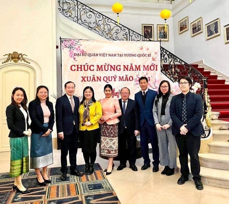 Đại sứ cùng đại diện cán bộ, nhân viên hai Đại sứ quán Việt Nam và Lào tại Bỉ chụp ảnh lưu niệm Đại sứ cùng đại diện cán bộ, nhân viên hai Đại sứ quán Việt Nam và Lào tại Bỉ chụp ảnh lưu niệm