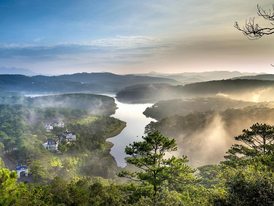 Tuyen Lam Lake, Đà Lạt, Lam Dong Province Tuyen Lam Lake, Đà Lạt, Lam Dong Province