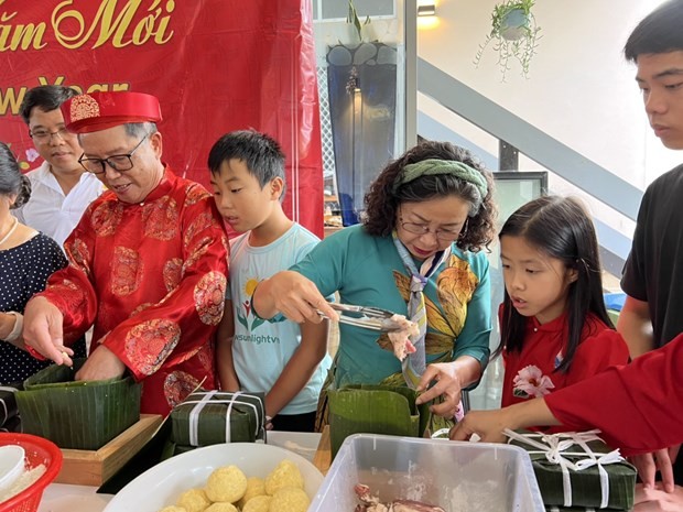 "Gói" quê hương trong những chiếc bánh chưng xanh ở thành phố Sydney | Người Việt bốn phương | Vietnam+ (VietnamPlus) "Gói" quê hương trong những chiếc bánh chưng xanh ở thành phố Sydney | Người Việt bốn phương | Vietnam+ (VietnamPlus)