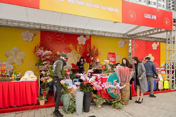 Khu hội chợ ngoài trời rộn ràng với các gian hàng hoa cây cảnh, quà Tết, đặc sản các vùng miền, đồ gia dụng… rất tiện lựa chọn, mua sắm và vận chuyển Khu hội chợ ngoài trời rộn ràng với các gian hàng hoa cây cảnh, quà Tết, đặc sản các vùng miền, đồ gia dụng… rất tiện lựa chọn, mua sắm và vận chuyển