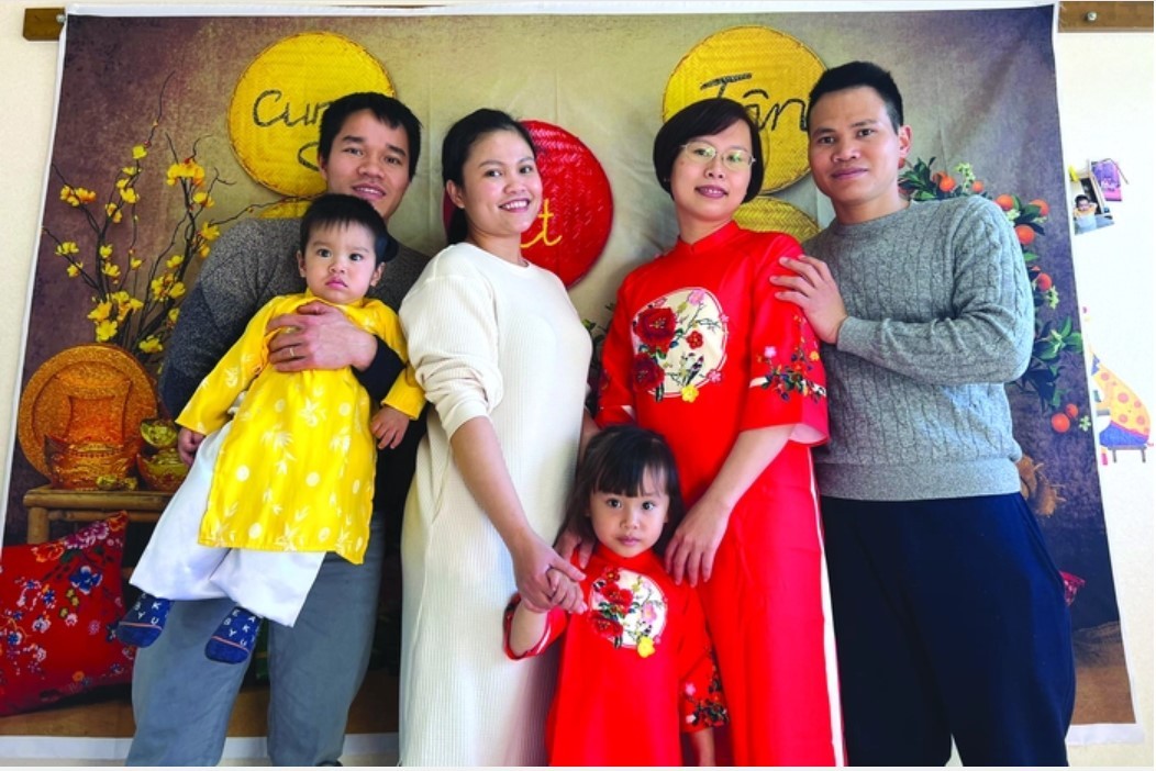 “Càng đi xa, càng yêu hơn mùi Tết quê hương” “Càng đi xa, càng yêu hơn mùi Tết quê hương”