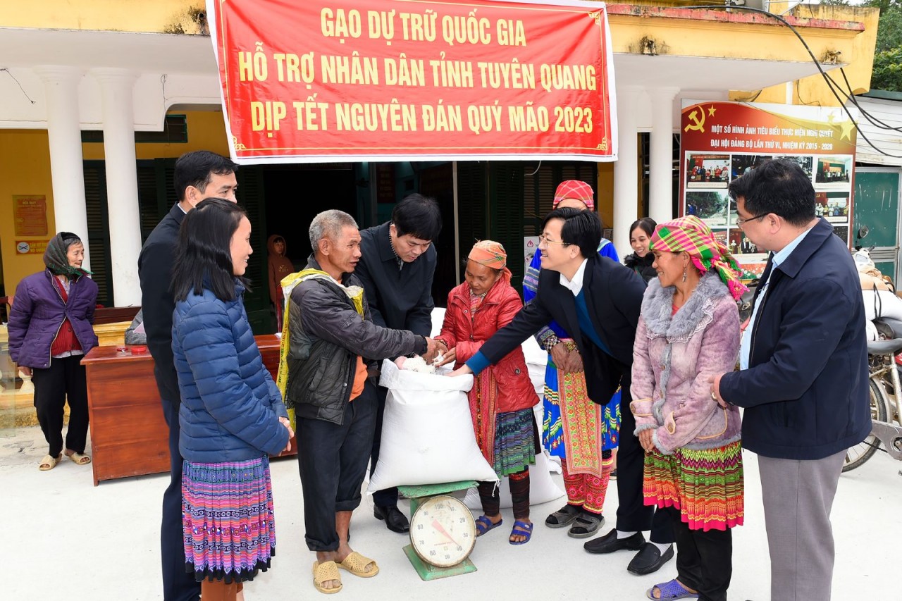 xuất gạo DTQG hỗ trợ người dân tại xã Kiến Thiết, huyện Yên Sơn, Tuyên Quang (Ảnh: Bộ Tài chính). xuất gạo DTQG hỗ trợ người dân tại xã Kiến Thiết, huyện Yên Sơn, Tuyên Quang (Ảnh: Bộ Tài chính).