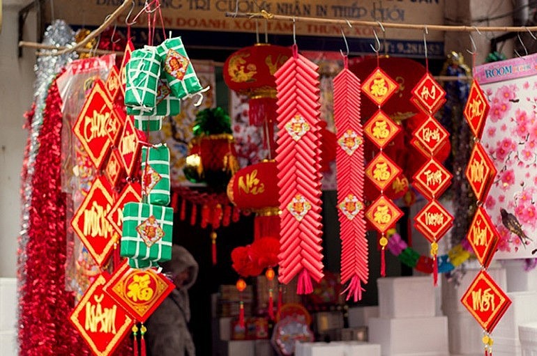 Red represents luck and prosperity in Vietnamese Lunar New Year customs. Red represents luck and prosperity in Vietnamese Lunar New Year customs.