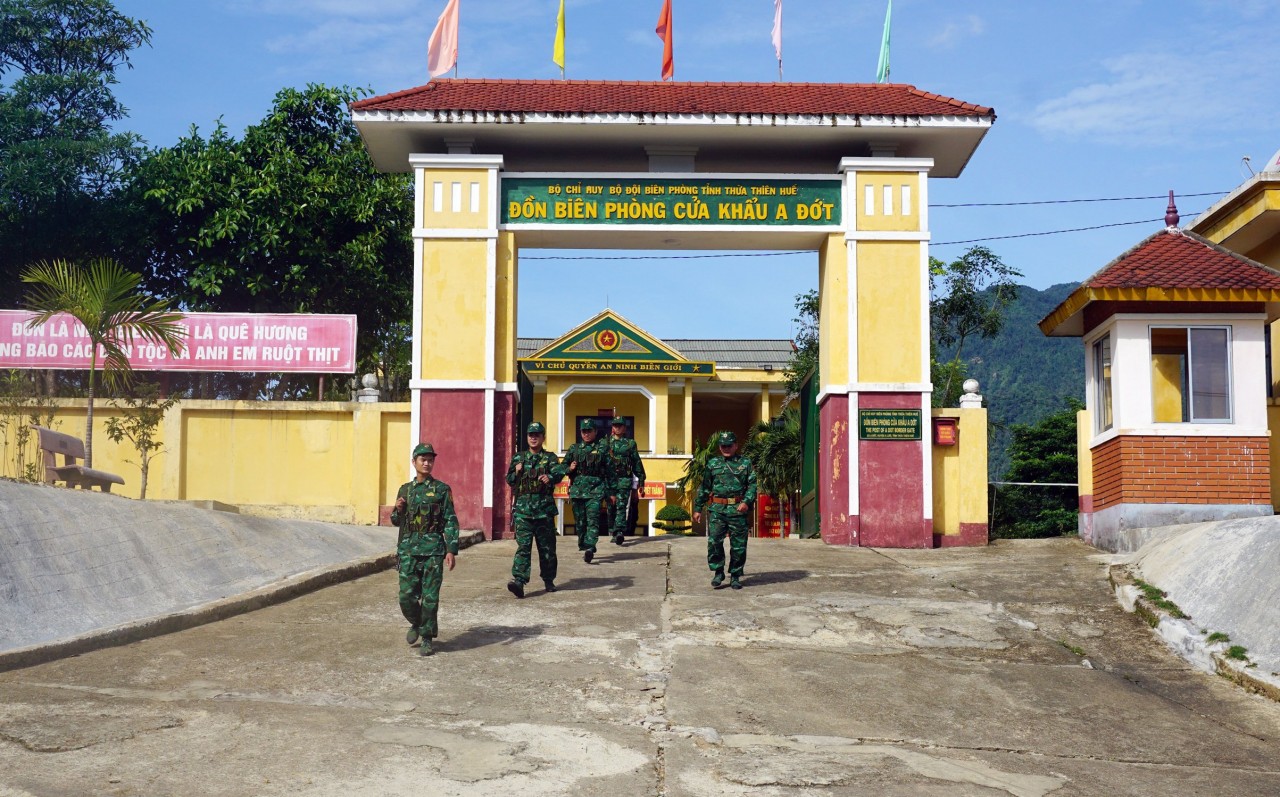 Cán bộ, chiến sĩ Đồn biên phòng cửa khẩu A Đớt trên đường tuần tra biên giới. Cán bộ, chiến sĩ Đồn biên phòng cửa khẩu A Đớt trên đường tuần tra biên giới.