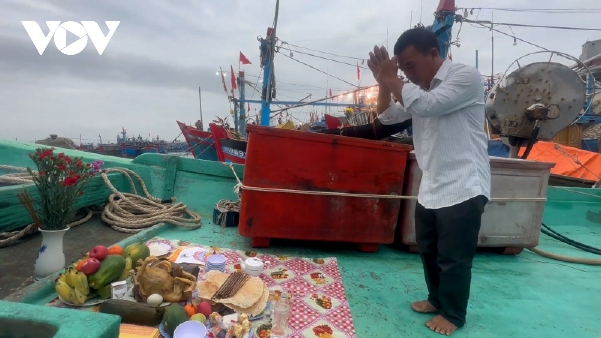 Ngư dân Quảng Ngãi mở biển đầu năm mới Ngư dân Quảng Ngãi mở biển đầu năm mới