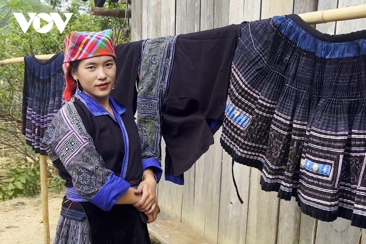 Độc đáo nghề vẽ sáp ong trên vải của người Mông Lai Châu Độc đáo nghề vẽ sáp ong trên vải của người Mông Lai Châu