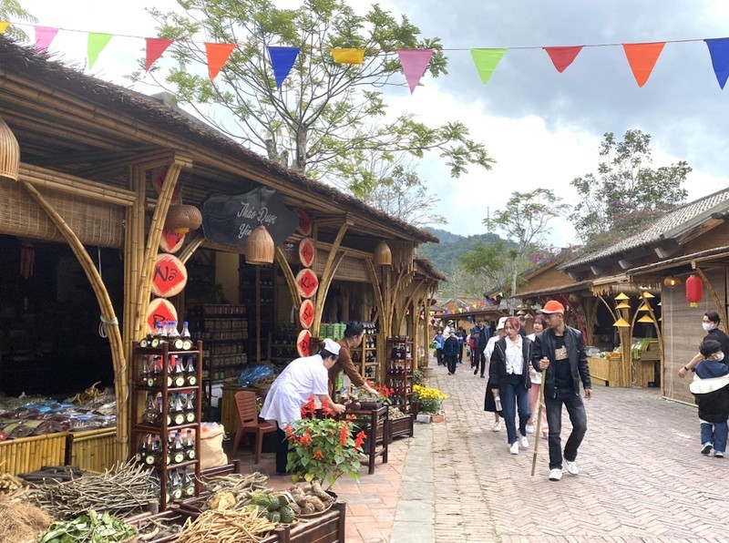 Hàng chục nghìn du khách hành hương về khu di tích - danh thắng Yên Tử Hàng chục nghìn du khách hành hương về khu di tích - danh thắng Yên Tử
