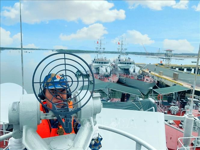 Lữ đoàn tàu pháo - tên lửa thi khởi động máy chính đầu Xuân Lữ đoàn tàu pháo - tên lửa thi khởi động máy chính đầu Xuân