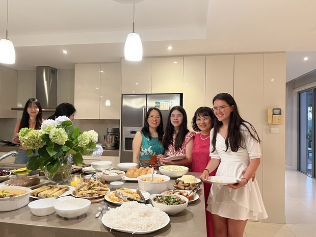 “Giữ lửa” Tết cổ truyền Việt Nam trong các gia đình tại Australia | Người Việt bốn phương | Vietnam+ (VietnamPlus) “Giữ lửa” Tết cổ truyền Việt Nam trong các gia đình tại Australia | Người Việt bốn phương | Vietnam+ (VietnamPlus)