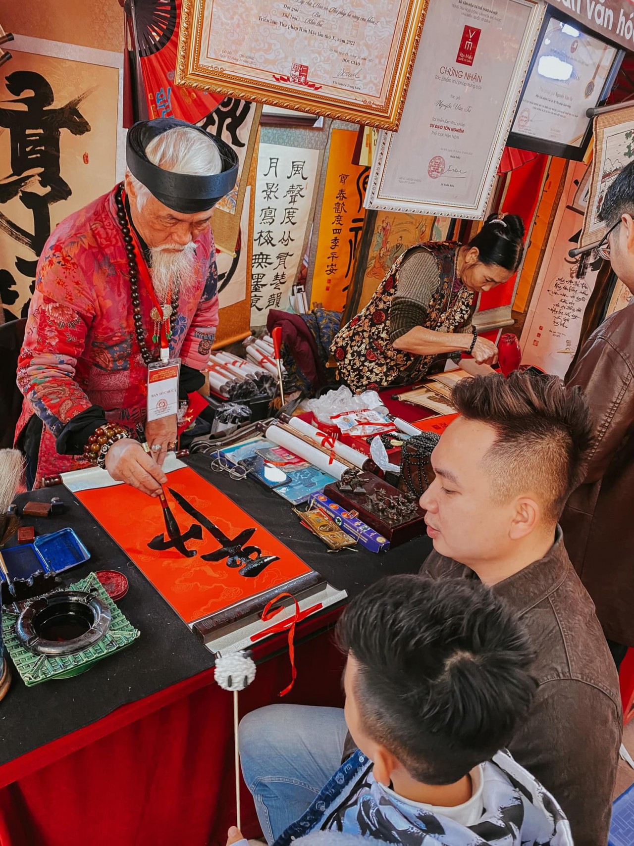 Seeking calligraphy works of lucky words is among the elegant hobbies of Vietnamese people during the traditional Lunar New Year (Tet) holiday Seeking calligraphy works of lucky words is among the elegant hobbies of Vietnamese people during the traditional Lunar New Year (Tet) holiday