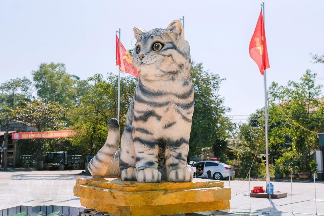 This cat in Quang Tri is voted by people on social media as the most beautiful compared to cat mascots in other localities across the country. This cat in Quang Tri is voted by people on social media as the most beautiful compared to cat mascots in other localities across the country.