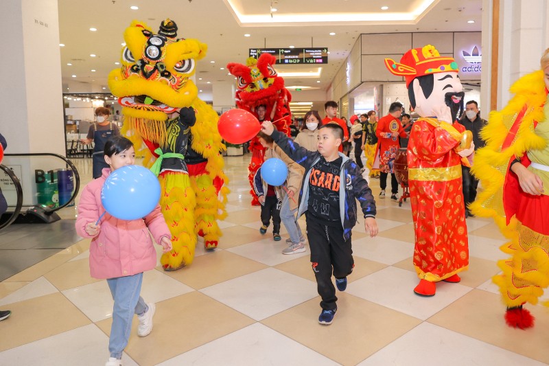 Mở cửa trở lại vào ngày 25/1/2023, sắc xuân, không khí năm mới ngập tràn tại các TTTM Vincom. Mở cửa trở lại vào ngày 25/1/2023, sắc xuân, không khí năm mới ngập tràn tại các TTTM Vincom.
