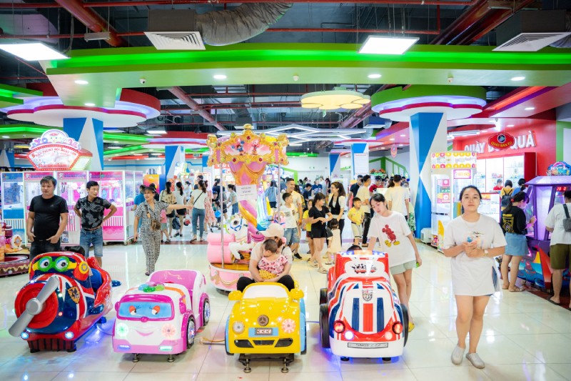 Trung tâm thương mại đông nghịt người khai xuân vui chơi, giải trí Trung tâm thương mại đông nghịt người khai xuân vui chơi, giải trí