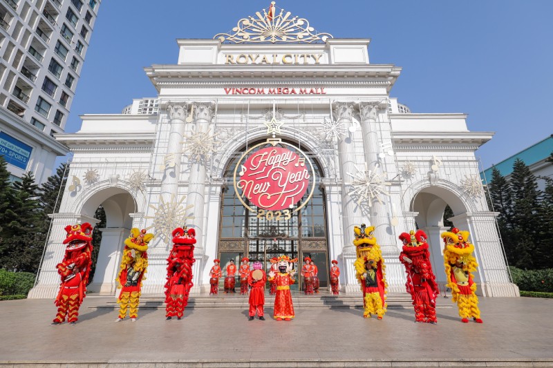 Trung tâm thương mại đông nghịt người khai xuân vui chơi, giải trí Trung tâm thương mại đông nghịt người khai xuân vui chơi, giải trí